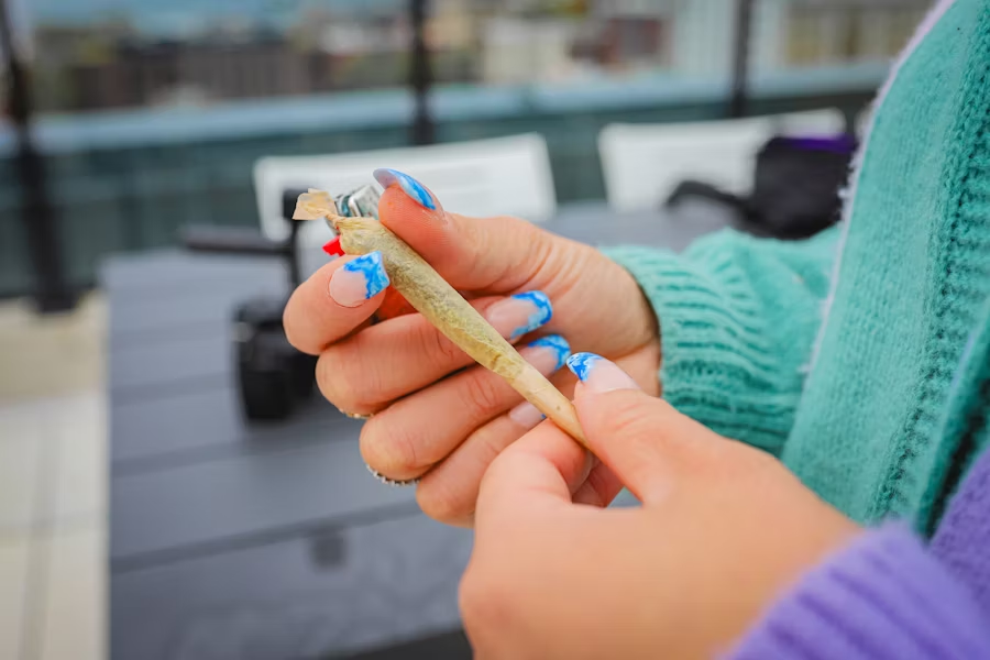 Hand holding a pre roll joint.